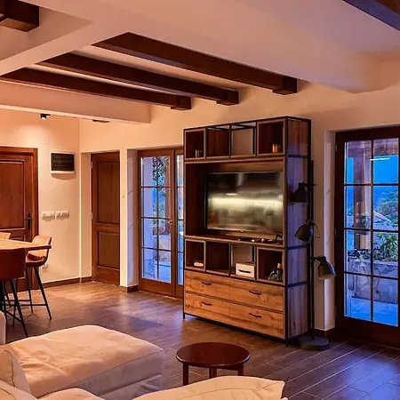 Serenity Hill Villa *